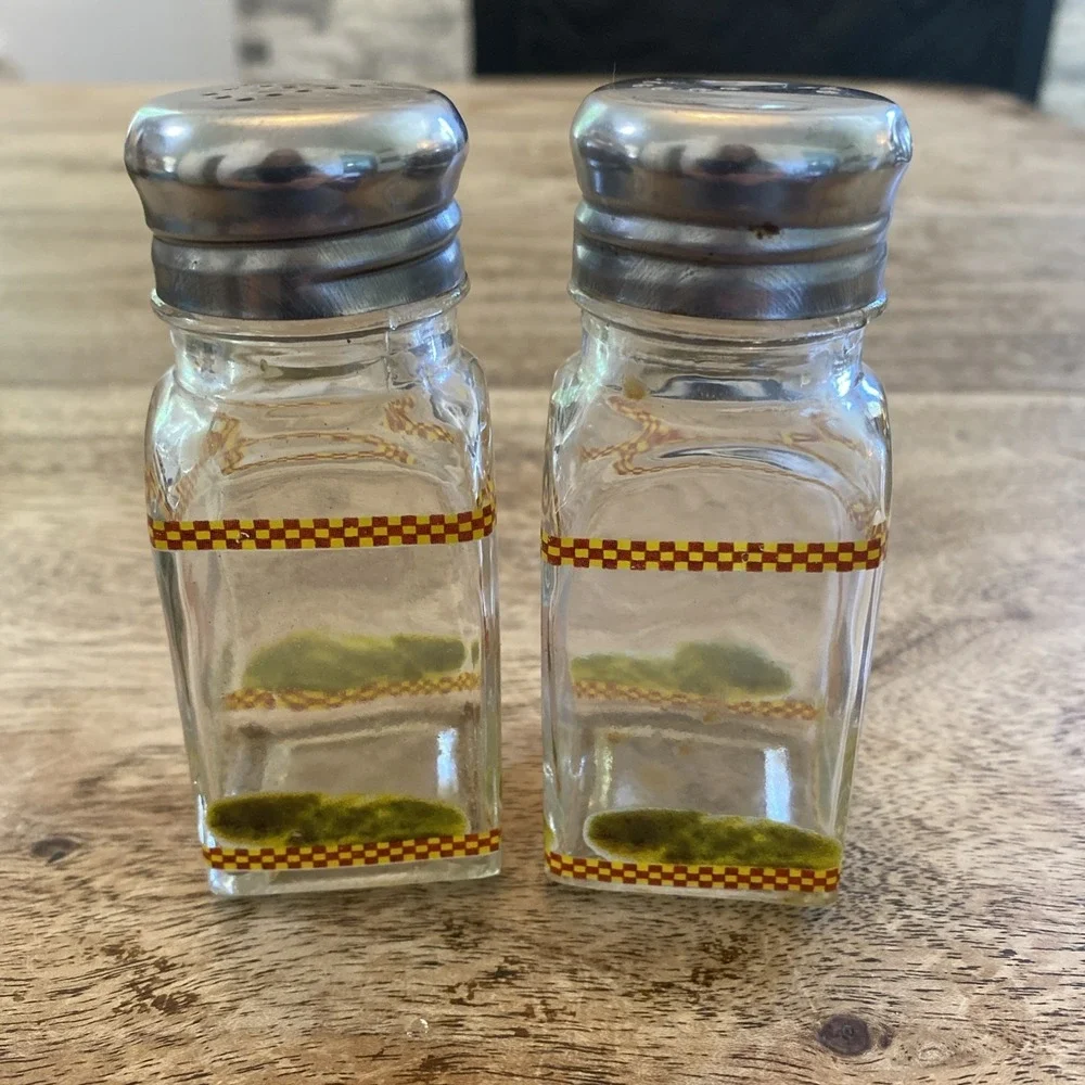 Salt & Pepper Shakers Clear Glass w/ Rooster Chicken Design Checker Vintage 4